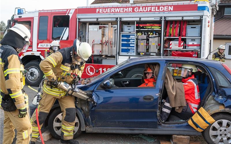 Die Feuerwehr veranschaulichte Schritt für Schritt die Rettungsmaßnahmen nach einem schweren Unfall. GB-Foto: Schmidt