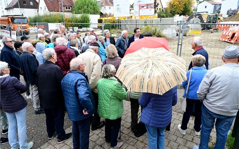 Die Gärtringer Senioren besuchen mit Bürgermeister Thomas Riesch die Baustelle der neuen Ortsmitte. GB-Foto: Holom