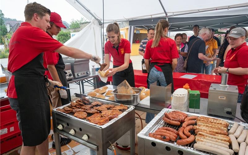 Die Helfer des Musikvereins legten reichlich auf den Grill. GB-Foto: Vecsey