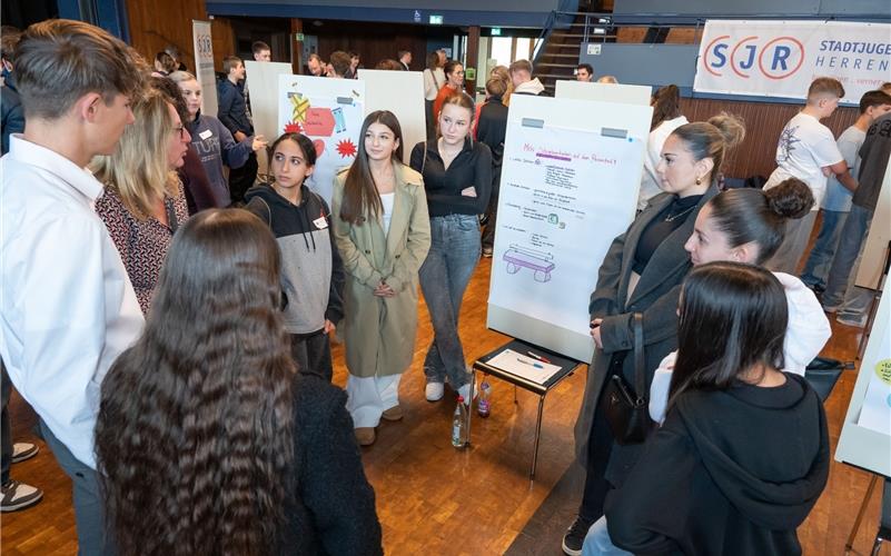 Die Jugendlichen präsentieren in der Stadthalle ihre Ideen für Herrenberg. GB-Foto: Vecsey