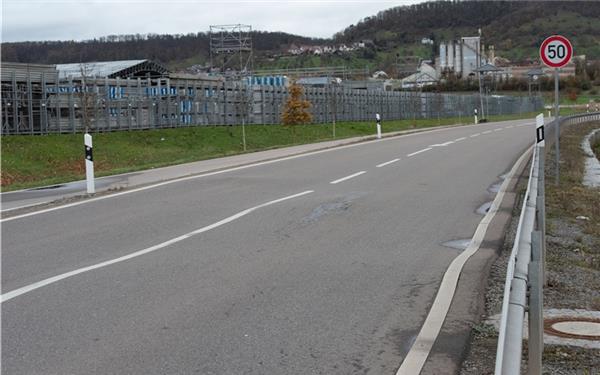 Die Kreisstraße 1040 zwischen Altingen und Kayh weist erhebliche Bodenwellen auf. GB-Foto: Vecsey