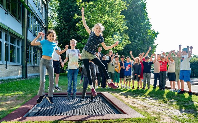 Die Nufringer Schule im Wiesengrund weiht ein neues Trampolin ein: Die Schüler freuen sich.GB-Foto: Vecsey