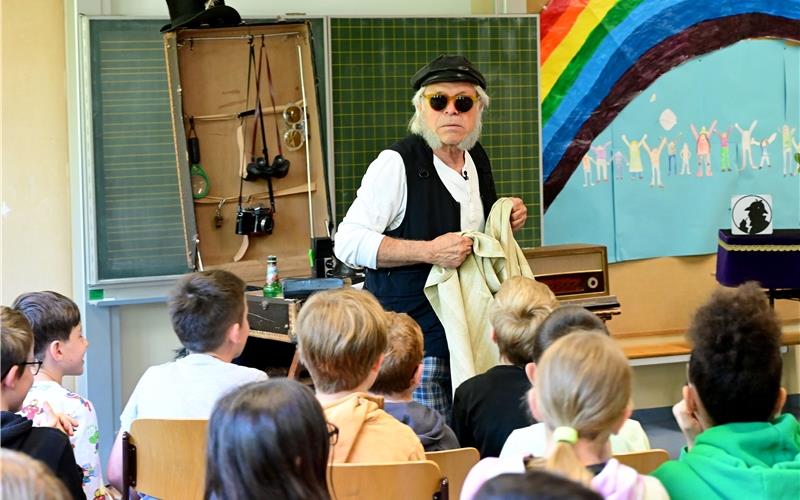 Die Öschelbronner Grundschüler erfuhren durch Gerald Ettweins ermittelnden Herrn Wunderle die Vorzüge des Schwäbischen– und den Nutzen einer Sonder-Einsatz-Brille. GB-Foto: Holom