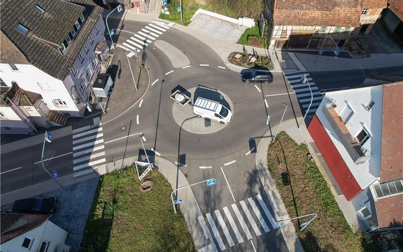 Die Ortsdurchfahrt Öschelbronn ist frisch saniert. Daran gibt es nichts auszusetzen. Lediglich an einer Stelle davon stören sich einige Bürger: Am neuen Kreisverkehr. Für dessen Konstruktion gab es ein bisschen zu wenig Platz. GB-Foto: Schmidt