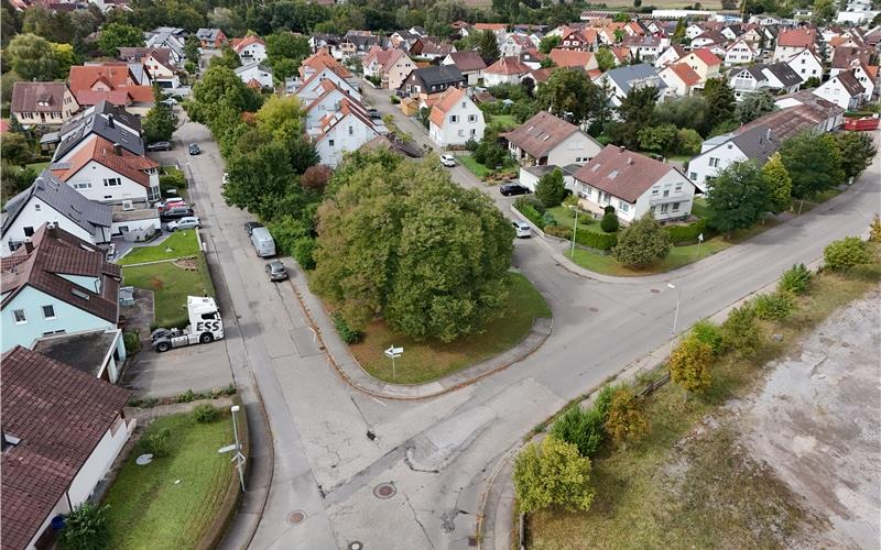 Die Römerlinde mit Kreuzung Schönbuchstraße ist links zu sehen, die Römerstraße rechts. Den Ortschaftsrat beschäftigt, wie dieVerkehrsregelung hier künftig aussehen soll.GB-Foto: Holom