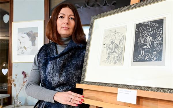 Die Schrecken des Krieges: Galeristin Olga Beckmann mit Bildern von Karl Hubbuch. GB-Foto: Holom