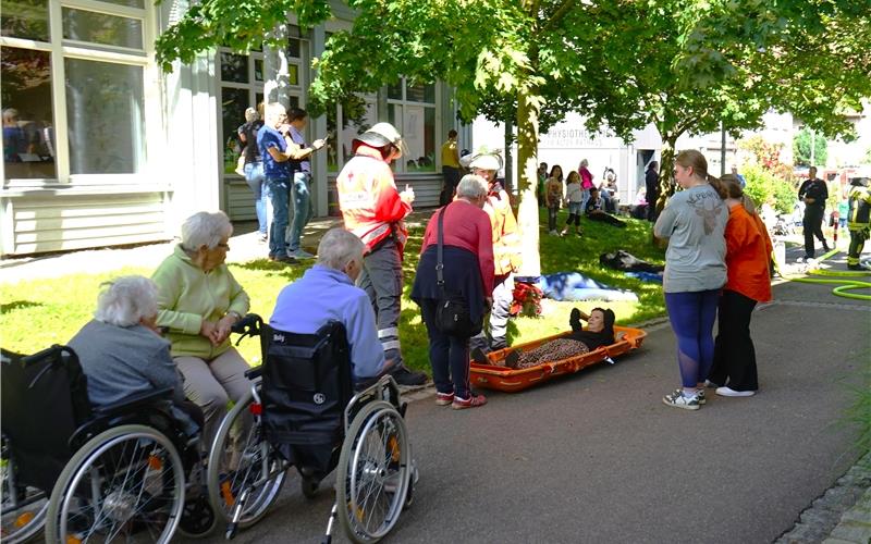 Die Senioren beobachteten interessiert die Übung am Stephansheim. GB-Foto: Straub
