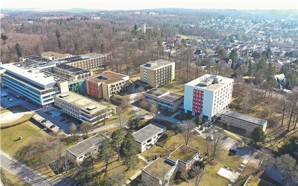 Die Stadt Böblingen darf das Areal rund um das Krankenhaus kaufen, der Kreistag hat dafür nun grünes Licht gegeben. Dem Landkreis tut der Verkauf finanziell gut, die Stadt Böblingen kann das Gebiet zur eigenen Weiterentwicklung in ihrem Sinne nutzen.GB-Foto: SDMG/Dettenmeyer