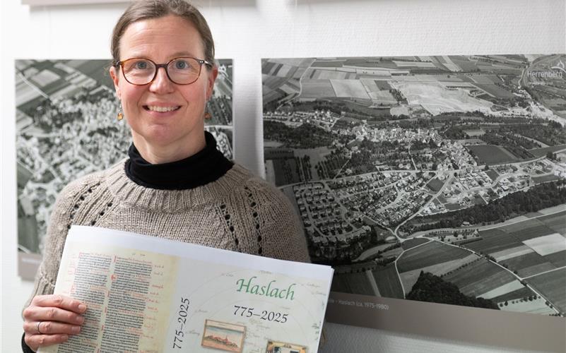 Die Stadtarchivarin als Herausgeberin: Dr. Stefanie Albus-Kötz mit einem Entwurf für das Ortschaftsbuch Haslach. GB-Foto: Vecsey