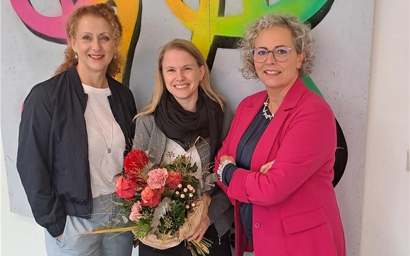 Die Vorstandsmitglieder Helena Resch (Suchthilfe, links) und Susanne Künschner (Jugendhilfe, rechts) begrüßen Laura Held. GB-Foto: gb