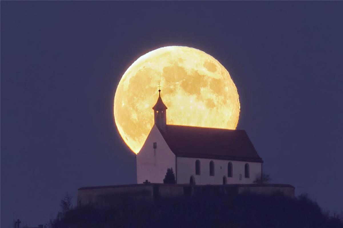 Die Wurmlinger Kapelle im aufgehenden Vollmond.  Von Anne Biedermann aus Herrenb...