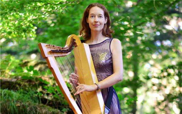 Die im niedersächsischen Wendland lebende Harfinistin und Sängerin Nadia Birkenstock tritt in Herrenberg auf. GB-Foto: gb