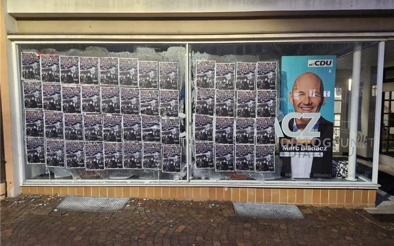 Die mit Plakaten verunstaltete Fensterfront des CDU-Bürgerbüros in Böblingen.GB-Foto: Büro Biadacz