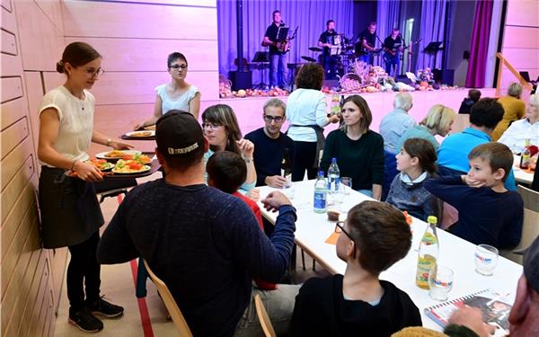 Die traditionelle Sulzer Kirbe feierte Premiere in der sanierten Gemeindehalle.GB-Foto: Holom