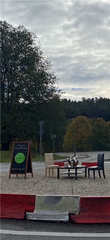 „Dinner for two im Kreisverkehr“ Restaurant Rosenau.  Von Rainer Bruckner aus He...