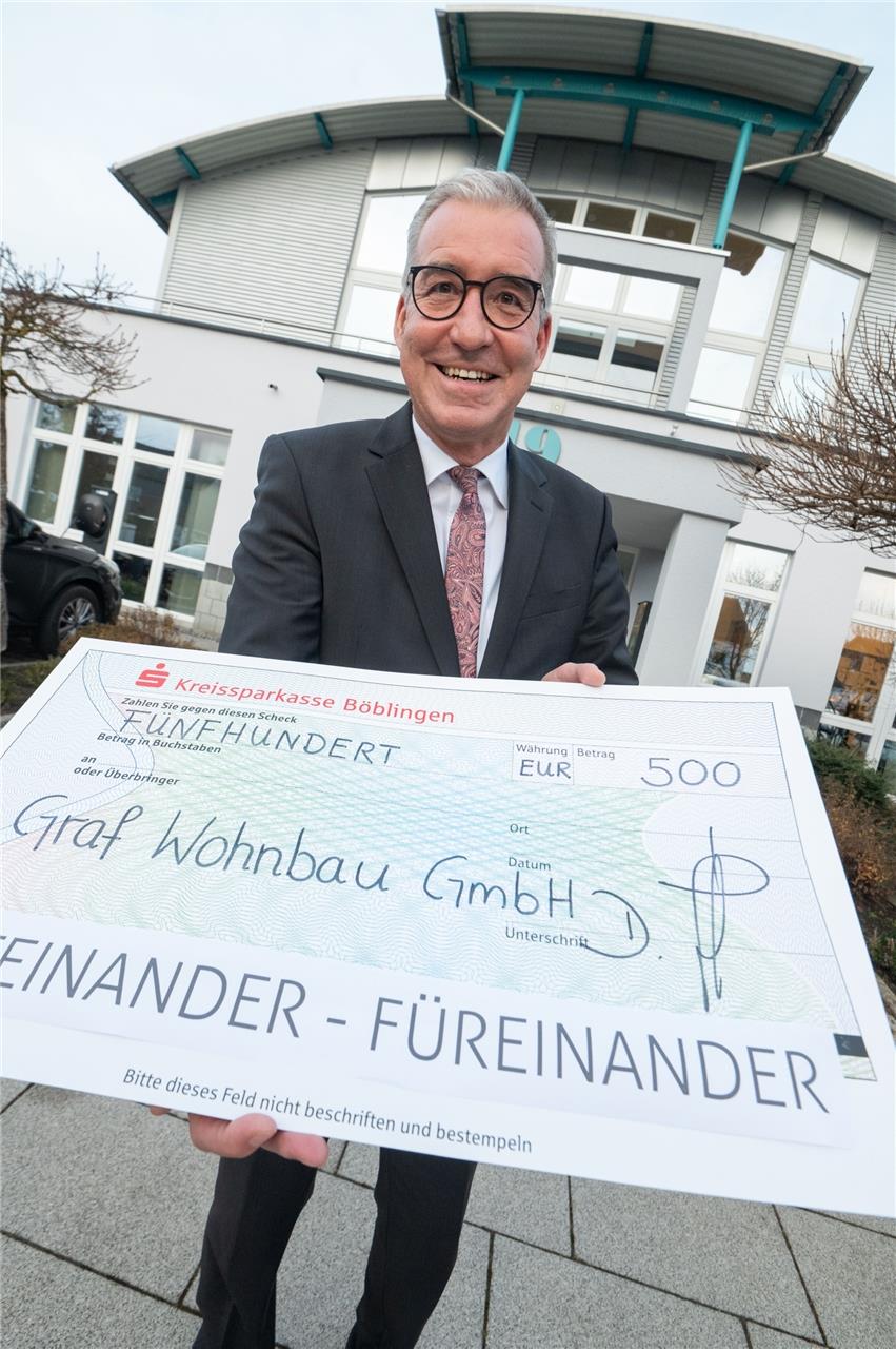 Dirk Graf zeigt den Spendenscheck aus dem Weihnachtsmarkt für „Miteinander – Füreinander“. GB-Foto: Vecsey