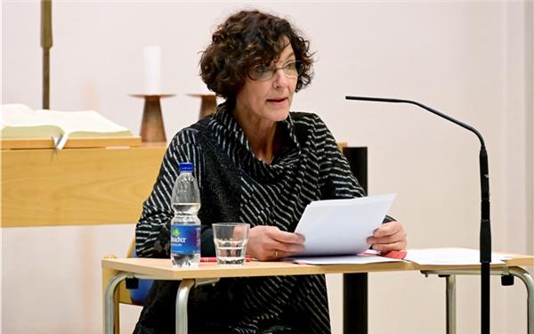 Dr. Eva Spambalg-Behrend übersetzte Helena Ganors Buch ins Deutsche und las hieraus in der Mutterhauskirche. GB-Foto: Holom