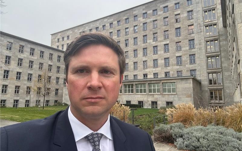 Dr. Florian Toncar an seinem letzten Arbeitstag vor dem Bundesfinanzministerium. GB-Foto: gb