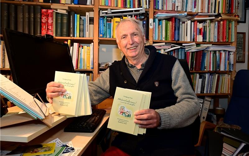 Dr. Wolfgang Wulz in seiner Gültsteiner Schreibstube mit dem neuem Buch „Hoimetaberau! … moint dr Wonderfitz“.GB-Foto: Holom