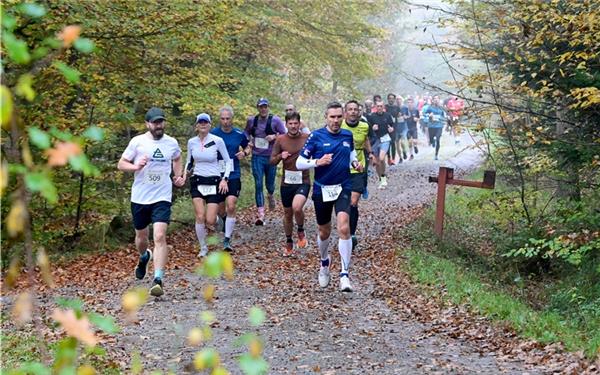 Durch eine stimmungsvoll herbstliche Kulisse durften die Athleten am Sonntag laufen. GB-Foto: Holom