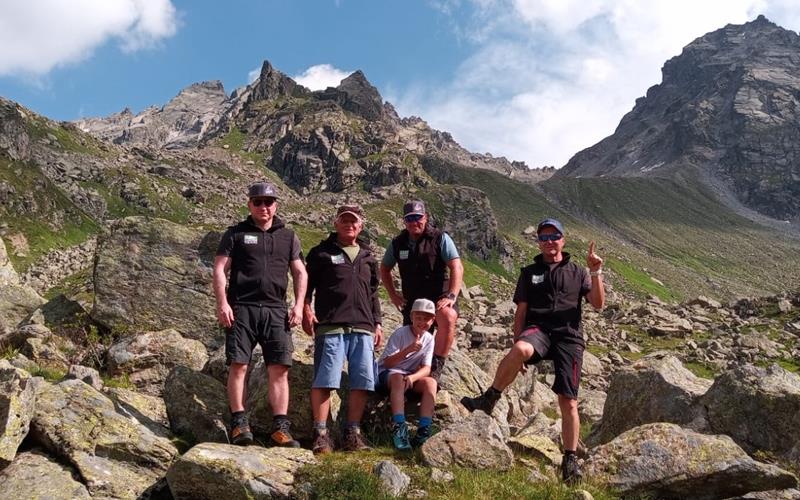 Ehrenamtliche Einsatzkräfte reparieren Wegabschnitte rund um die Tübinger Hütte – Thomas Geke (Dritter von links) ist seit fünf Jahren mit dabei.GB-Foto: gb