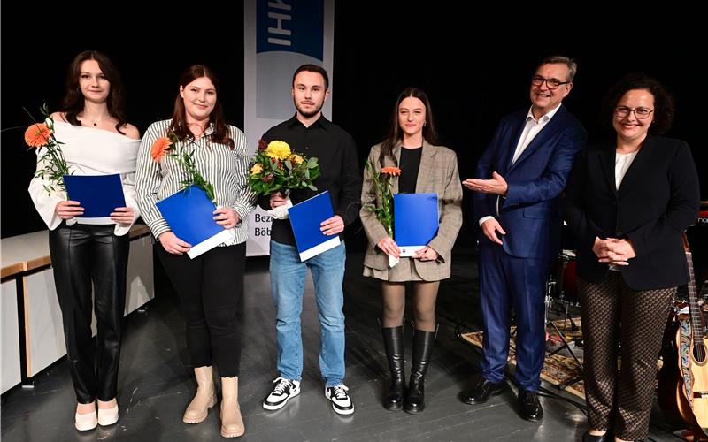 Ehrung der besten Azubis (von links): Jocelyn Adolf, Leesha Rebmann, Mark Dugopoljac und Ketty Kaßt mit Andreas Hadler und Marion Oker (beide IHK). GB-Foto: Holom