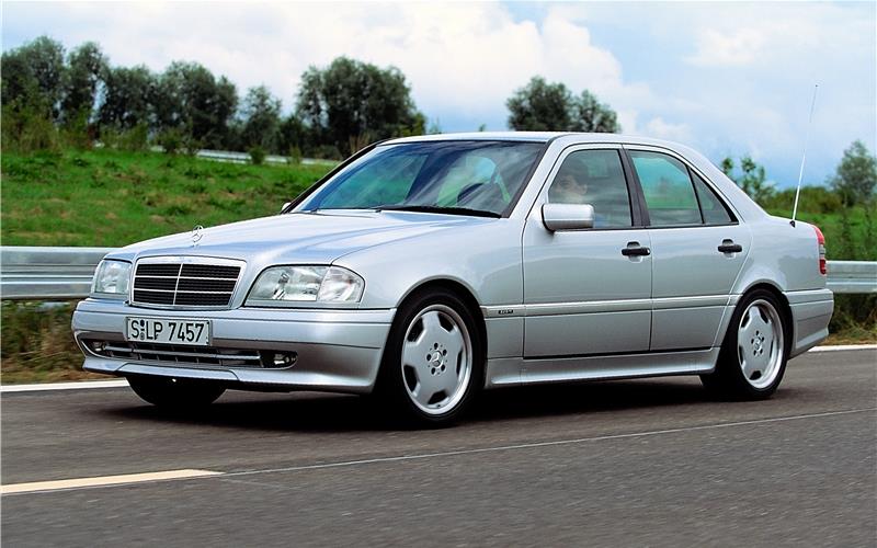 Ein Mercedes-BenzC 36 AMG derBaureihe 202:Die zeitgenössischeFahraufnahme stammt aus dem Jahr 1993.GB-Foto:Mercedes-Benz AG