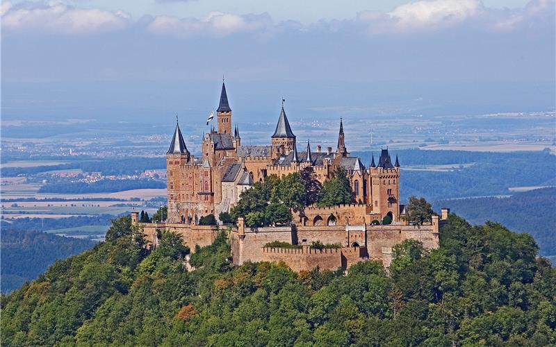 Ein Ziel der Familien-Tour 2024: Die Burg Hohenzollern.GB-Foto (Archiv): gb