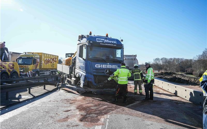 Ein abgeschleppter Laster löste sich aus unbekannter Ursache auf der A81 vom Abschlepphaken, durchbrach die Mittelleitplanke und blockierte mehrere Fahrbahnen.GB-Bild: SDMG/Dettenmeyer