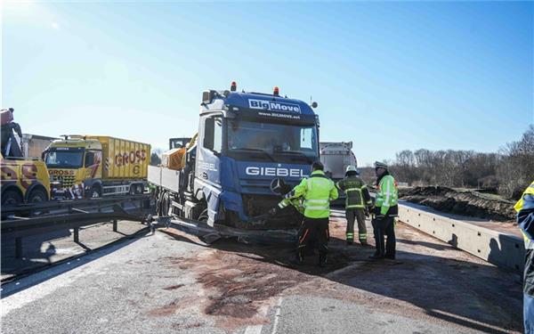 Ein abgeschleppter Laster löste sich aus unbekannter Ursache auf der A81 vom Abschlepphaken, durchbrach die Mittelleitplanke und blockierte mehrere Fahrbahnen.GB-Bild: SDMG/Dettenmeyer