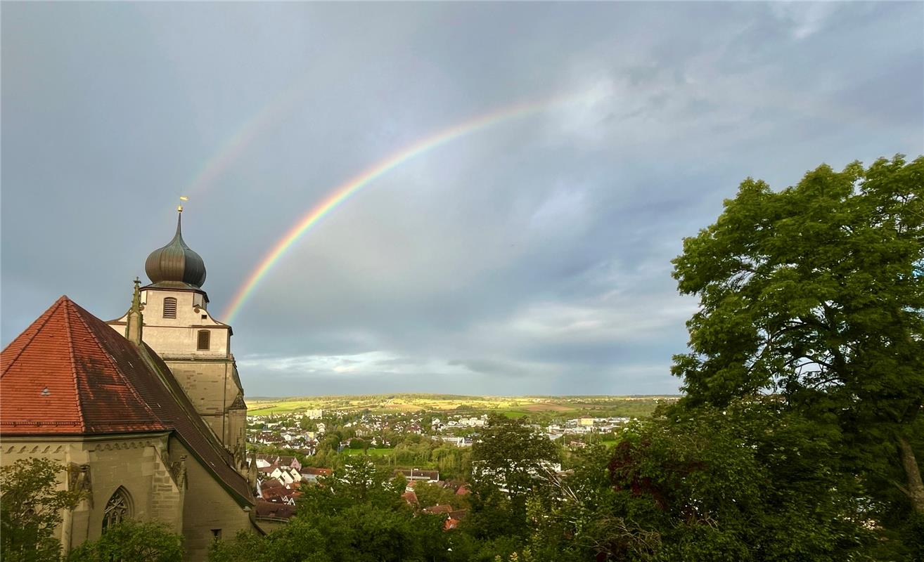 Ein festlicher Anblick! Der doppelte Regenbogen scheint in der Stiftskirche zu e...