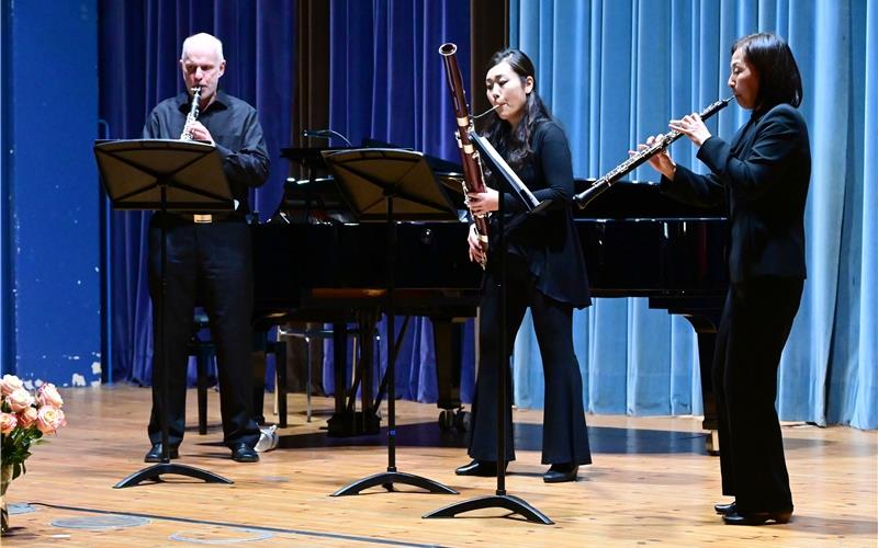 Ein unterhaltsames Musikprogramm boten die verschiedenen Lehrkräfte der Musikschule (von links): Wolfgang Peter (Klarinette), Atsuko Pfundstein (Oboe) und Hikari Sohma (Fagott). GB-Foto: Holom