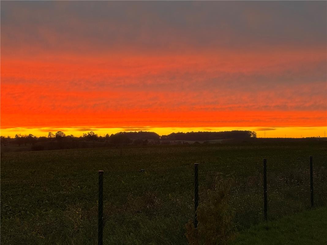 Ein wunder- und stimmungsvolle Abenddämmerung am Ortsrand von Nebringen.  Von Ch...