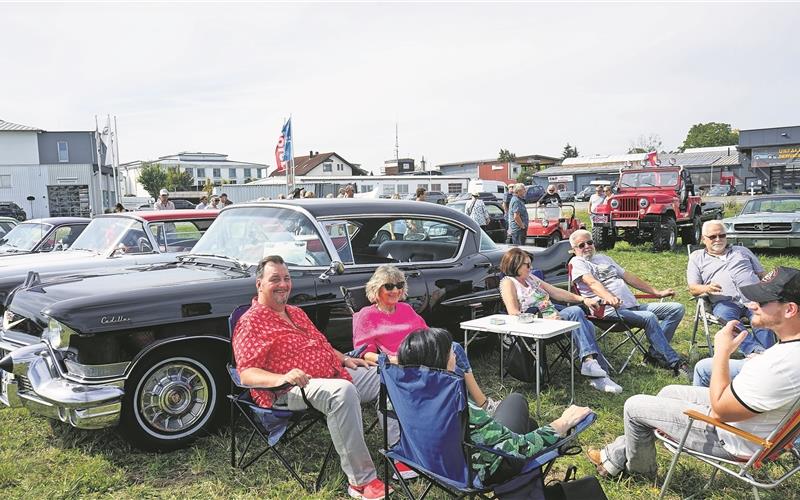 Eine Balinger Besuchergruppe macht es sich mit Campingstühlen vor ihren amerikanischen Schlitten bequem. GB-Foto: Straub