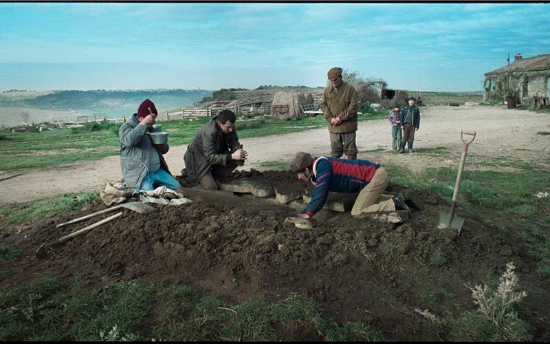 Eine Gruppe Grabräuber steht im Fokus von „La Chimera“. GB-Foto: Piffl Medien
