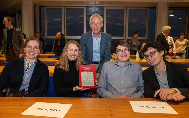 Einige der Autoren des Buchs (von links): Sonja Friese, Leonie Feininger, mit Professor Dr. Ewald Frie, Samuel Schöll und Lukas Per Schultze- Melling. GB-Foto: Nüßle