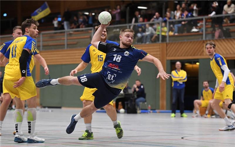 Elias Gauss (am Ball): SG AmmerGäu liefert eine fulminante Aufholjagd. GB-Foto: Ulmer