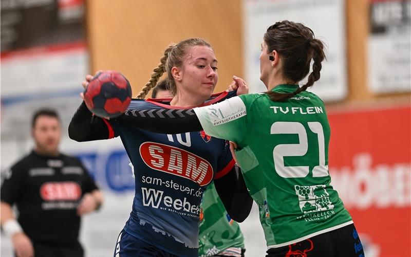 Emma Schweizer (am Ball gegen die Fleiner Abwehrspielerin Angelina Kny): Die SG H2Ku Herrenberg war in Hälfte zwei kaum zu stoppen. GB-Foto: Eibner/Nicolas Woern