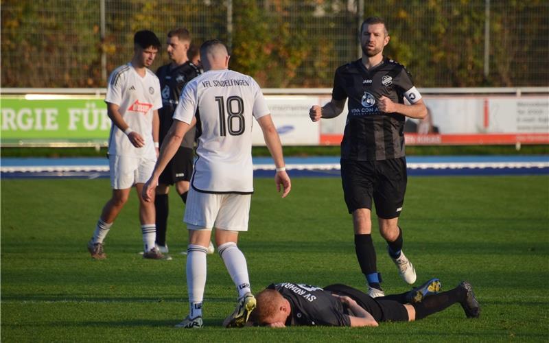 Erneute Niederlage: Felix Raith liegt am Boden, der Rohrauer Kapitän Simon Kamm schaut nach ihm. GB-Foto: Zvizdiç