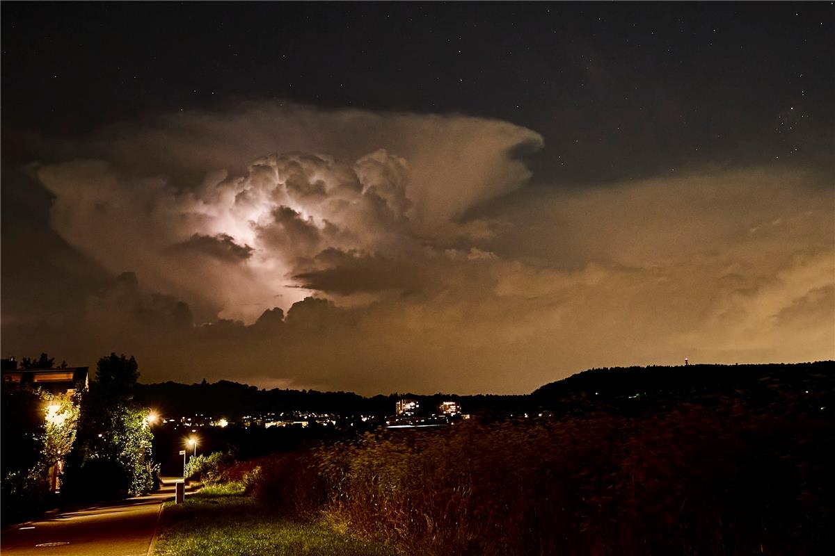 Erschienen Wetterleuchten über Herrenberg. Was für ein faszinierendes Schauspiel...