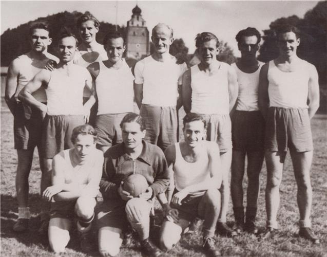 Erste Handballmannschaft des VfL Herrenberg im Jahr 1946/47 mit (stehend von links) Theo Gentner, Alfred Wacker, Peter Föhl, Hans Braitmaier, Paul Sting, Robert Blech, Walter Eipper, Erich Hagenlocher, (vorne von links) Ottfried Heininger, Gustav Härter und Walter Wacker. GB-Foto: VfL-Archiv