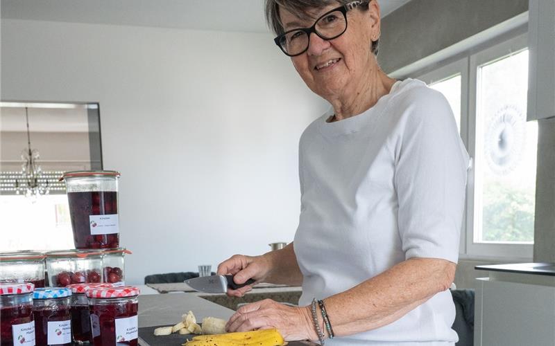Evelyne Schäfer kocht gerade Kirschen ein und stellt Dörrobst für Bedürftige und Obdachlose her.  GB-Foto: Vecsey