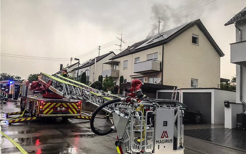 Feuerwehreinsatz nach Blitzschlag in Haslach am Dienstagabend GB-Foto: SDMG/Dettenmeyer