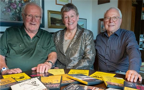 Fritz Link (links), Astrid Beuth (Chorleiterin) und Ulrich Balz lassen ein Vierteljahrhundert Chorgeschichte Revue passieren. GB-Foto: Vecsey