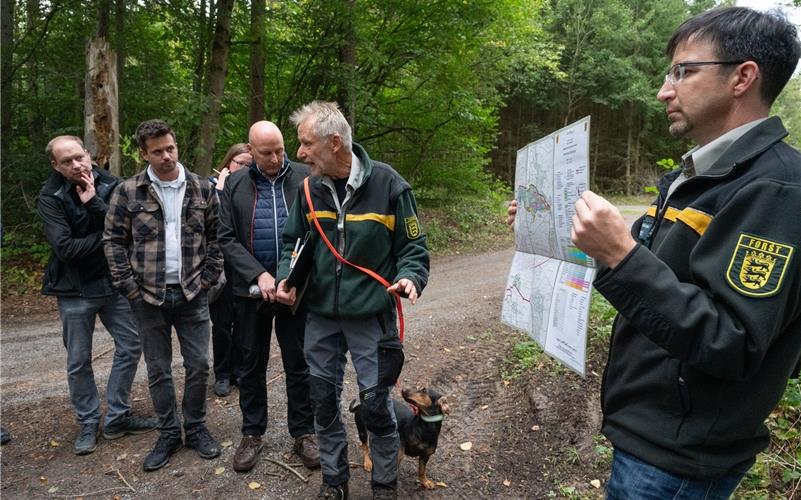 Führten den Gemeinderat durch den Wald (von rechts): Matthias Link von der Forstbehörde und Revierförster Ulrich Alber. GB-Foto: Vecsey