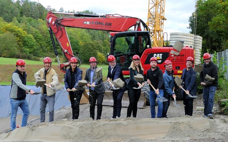 Für den Neubau des Wasserwerks erfolgte nun der Spatenstich. Fertig soll das Werk im September 2026 sein.GB-Foto: Stadler