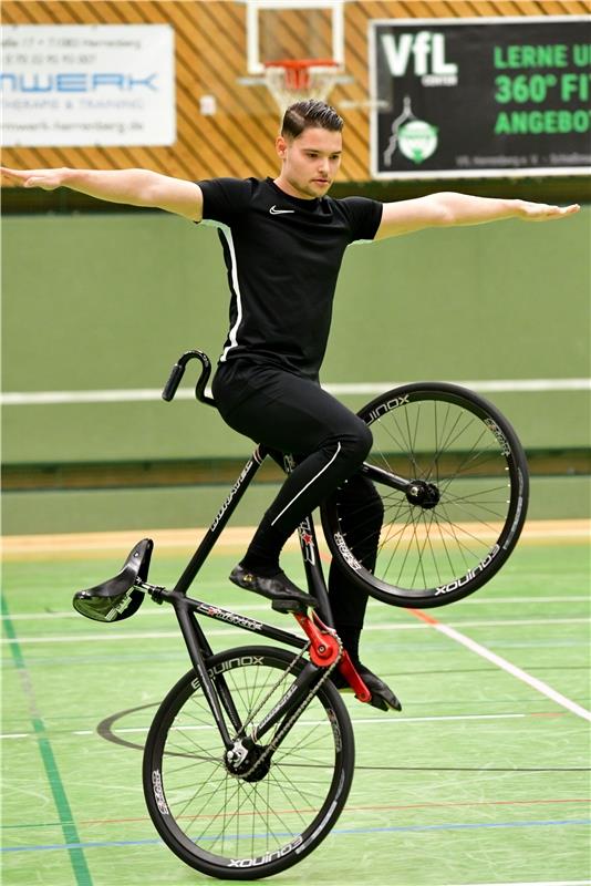 Fußball Gäubote-Cup / Einlage mit Kunstrad-Weltmeister Emilio Arellano / Foto: H...