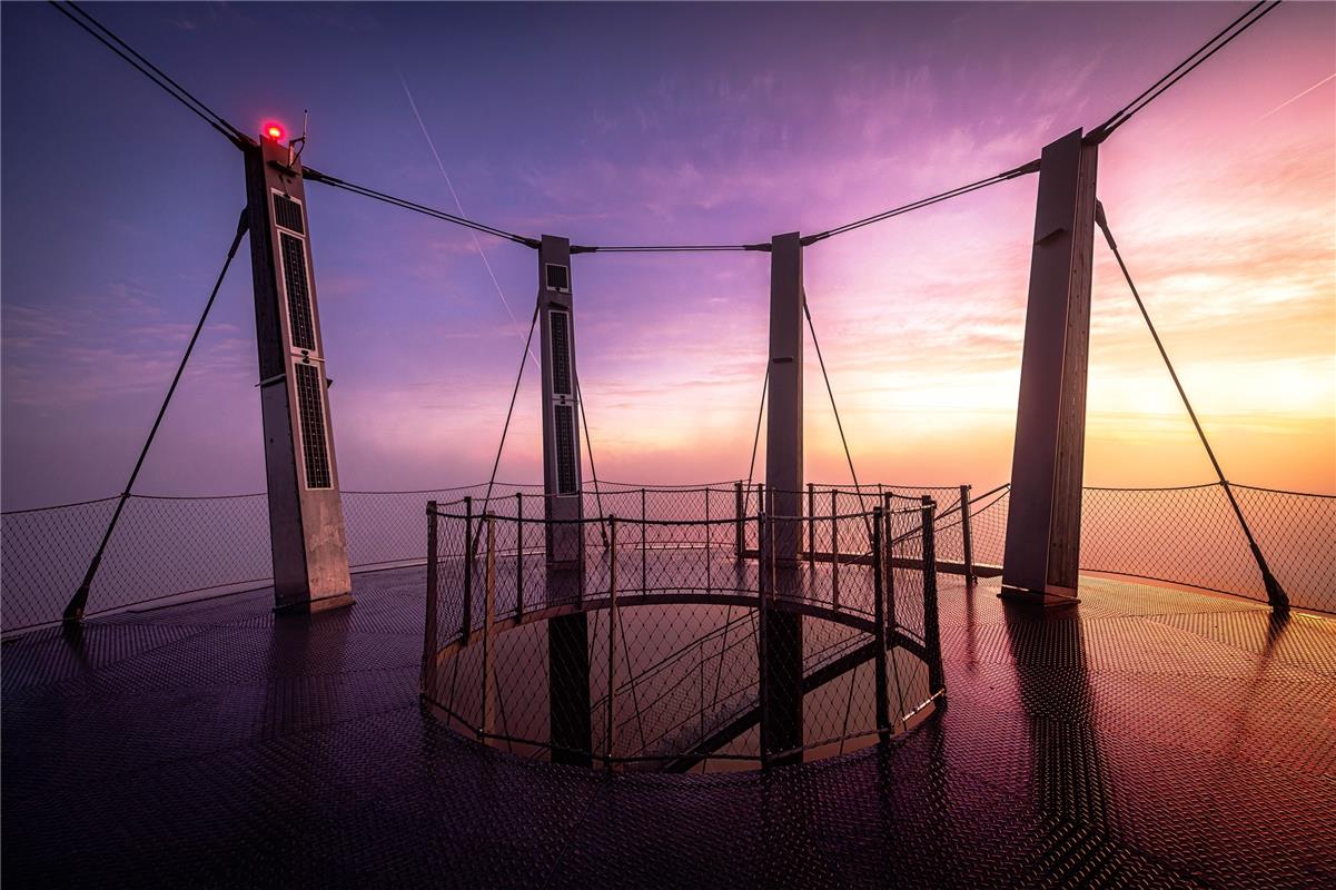 Ganz oben auf dem Schönbuchturm, direkt an der Nebelgrenze bei Sonnenaufgang. Is...