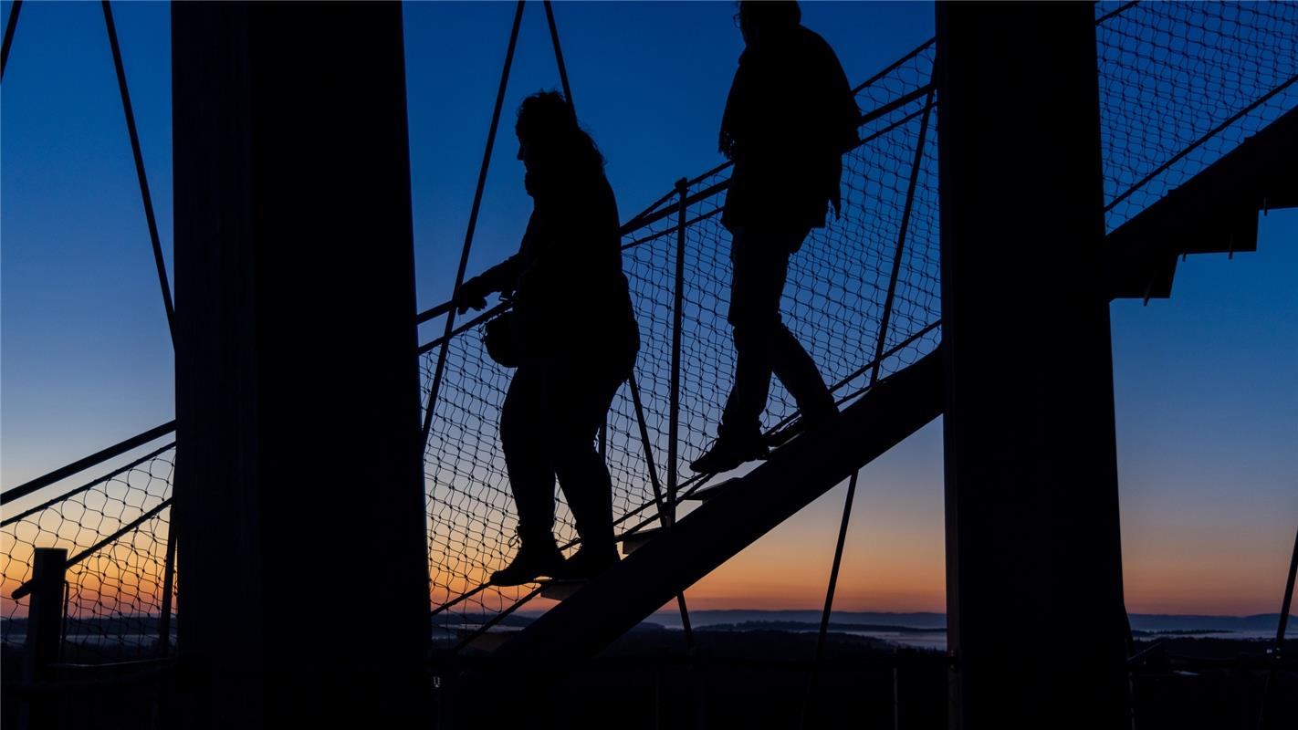 Ganz schön was los früh morgens zum Sonnenaufgang auf dem Schönbuchturm.  Von Je...