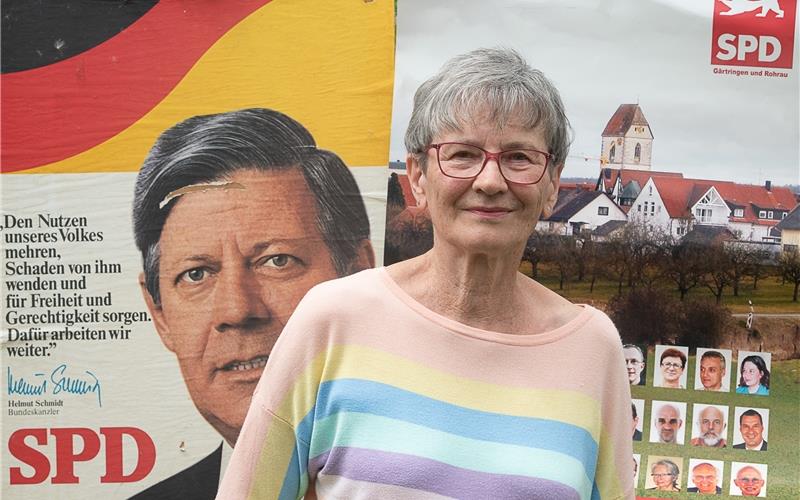 Gerlinde Hörz besitzt in ihrem Fundus nicht nur ein Wahlplakat von der Kommunalwahl 2014, sondern auch ein Plakat aus der Zeit,als Helmut Schmidt noch als Bundeskanzler amtierte. GB-Foto: Schmidt